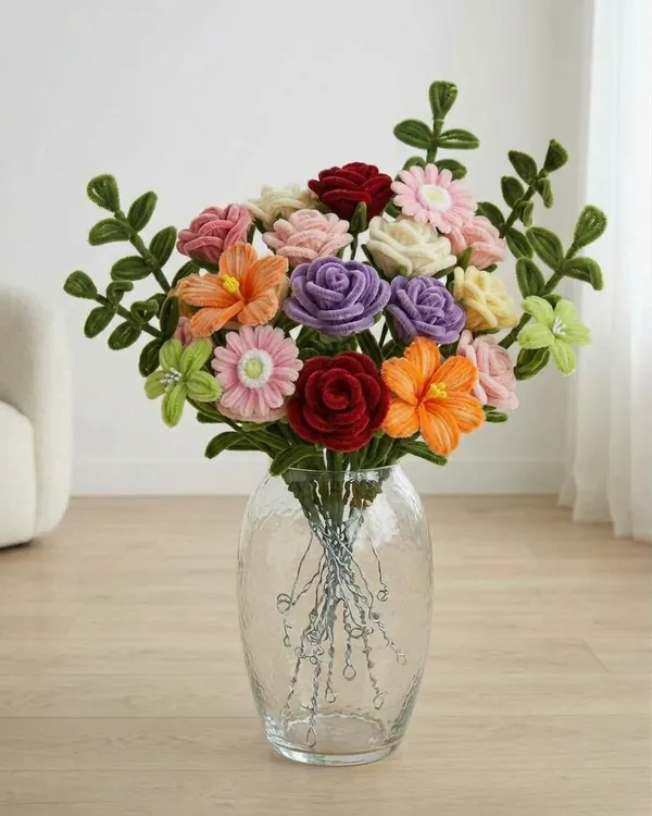 Boeket van chenilledraad lentebloemen in een glazen vaas