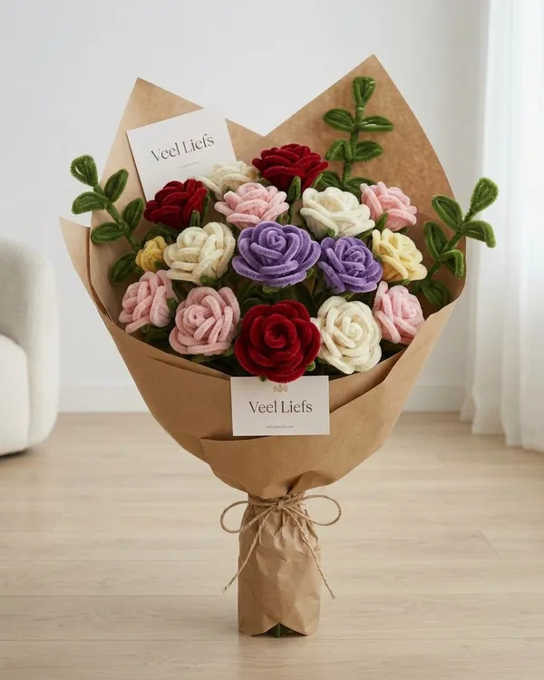 Boeket van chenilledraad rozen in kraftpapier